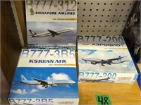 4 Dircast Airplane Models. Singapore Airlines
