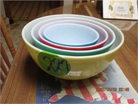 Set of 4 Pyrex colored bowls
