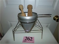 VINTAGE SIEVE WITH 2 MASHERS