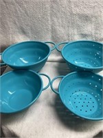 U1- Two sizes of collapsible bowls and strainers