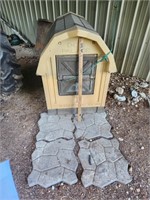 Insulated Dog Palace with 4 concrete pavers