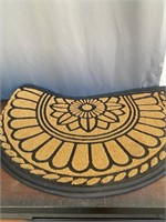 Half circle door mat