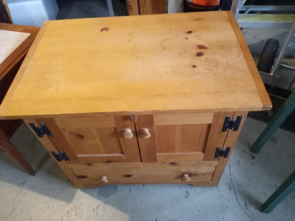 Nice Rolling Cabinet 18x28x25"