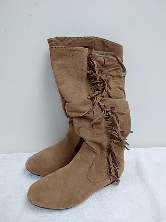 Tall lightweight moccasin boots size 7