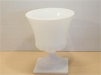 Vase en milk glass 7'' de haut vintage