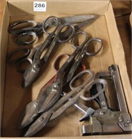Flat lot: 4 sheet metal shears, 2 pair sissors