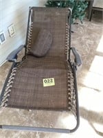 Zero gravity lounge chair
