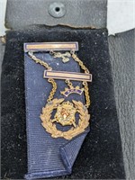 10k PMC DeMolay Masonic Enamel/ Pearl Badge