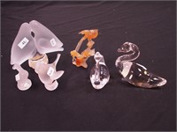 Six bird figurines including two clear swans and