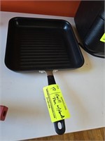 GRILL PAN W/ HANDLE