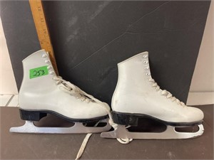Size 5 Ladies ice skates