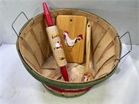 BUSHEL BASKET WITH CHICKEN CUTTING BOARD, ROLLING