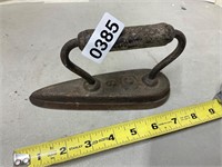 8 C Vintage cast iron sadiron