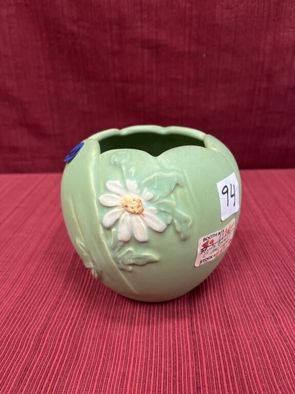 Weller rose vase in green with daises 5”