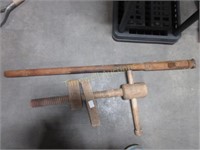 Pirmitive wooden screw vise clamp