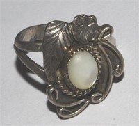 W. Chee Signed Sterling & Mother of Pearl Ring S 5