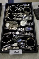 LARGE COLLECTION OF WATCHES