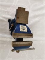 Canadian Tire brand 4" swivel base Bench Vise