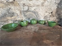 COLLECTION OF GREEN POTERY PIECES