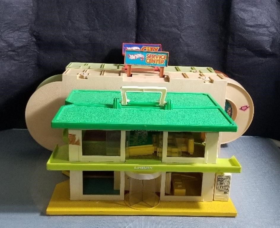 Playskool Holiday Inn with Accessories