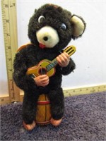 WIND-UP BEAR PLAYING GUITAR TOY - WORKS