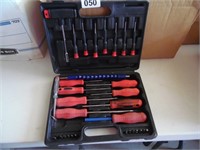 32 PIECE SCREWDRIVER SET