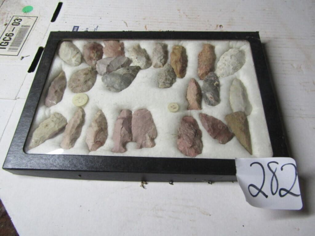 24 INDIAN ARTIFACTS ARROW HEADS W/ GLASS TOP CASE