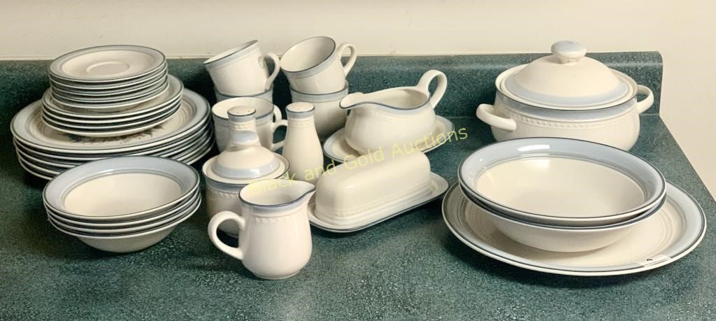 33 Piece Crowning Fashion Dinnerware