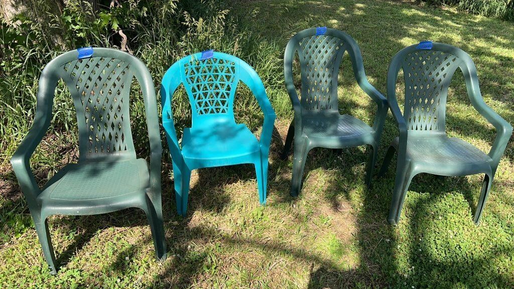 4 plastic patio chairs