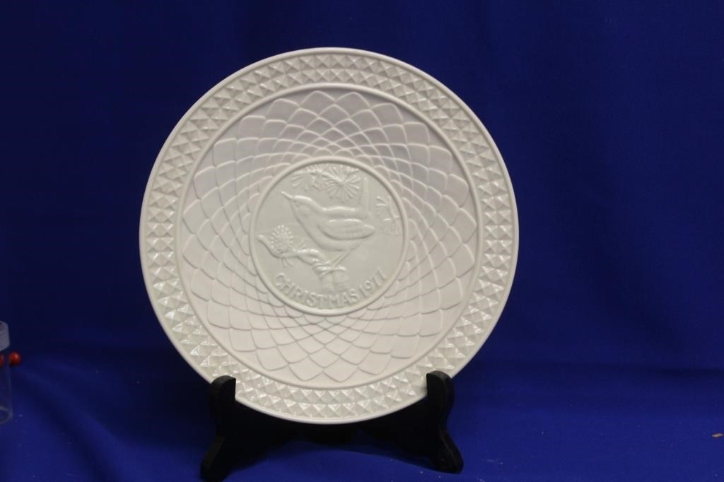 A Belleek 1977 Christmas Plate