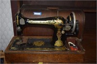 Hand Crank Singer Sewing Machine In Coffin Case