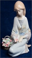 Retired Lladro Porcelain Figurine Flower Song 7607