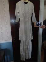 Old Dress Was Worn in 1900