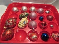 COLLECTIBLE CHRISTMAS ORNAMENTS IN STORAGE TRAY