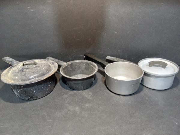 4 Cooking Pans, 2 lids