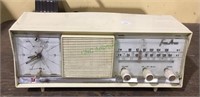 Vintage FM/AM Panasonic radio clock model 720