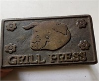 Cast iron pig grill press