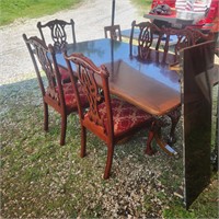 MAHOGANY TABLE WITH 5 CHAIRS & 2 LEAVES