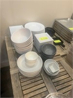 LOT OF ASSORTED DISHWARE/BOWLS/PLATES