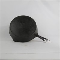 FAVORITE PIQUA WARE #8 CAST IRON SKILLET