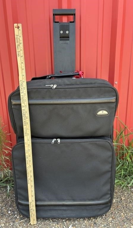 Large Samsonite Suitcase w/Casters and Pull