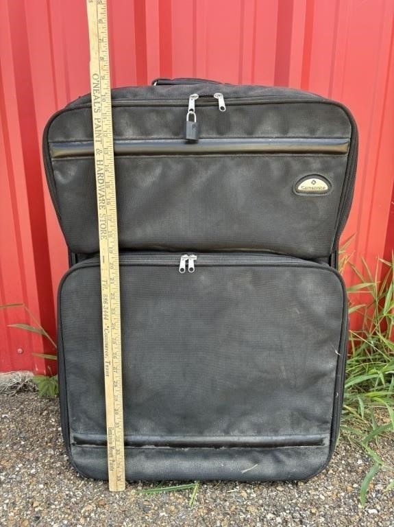 Large Samsonite Suitcase w/Casters and Pull Handle