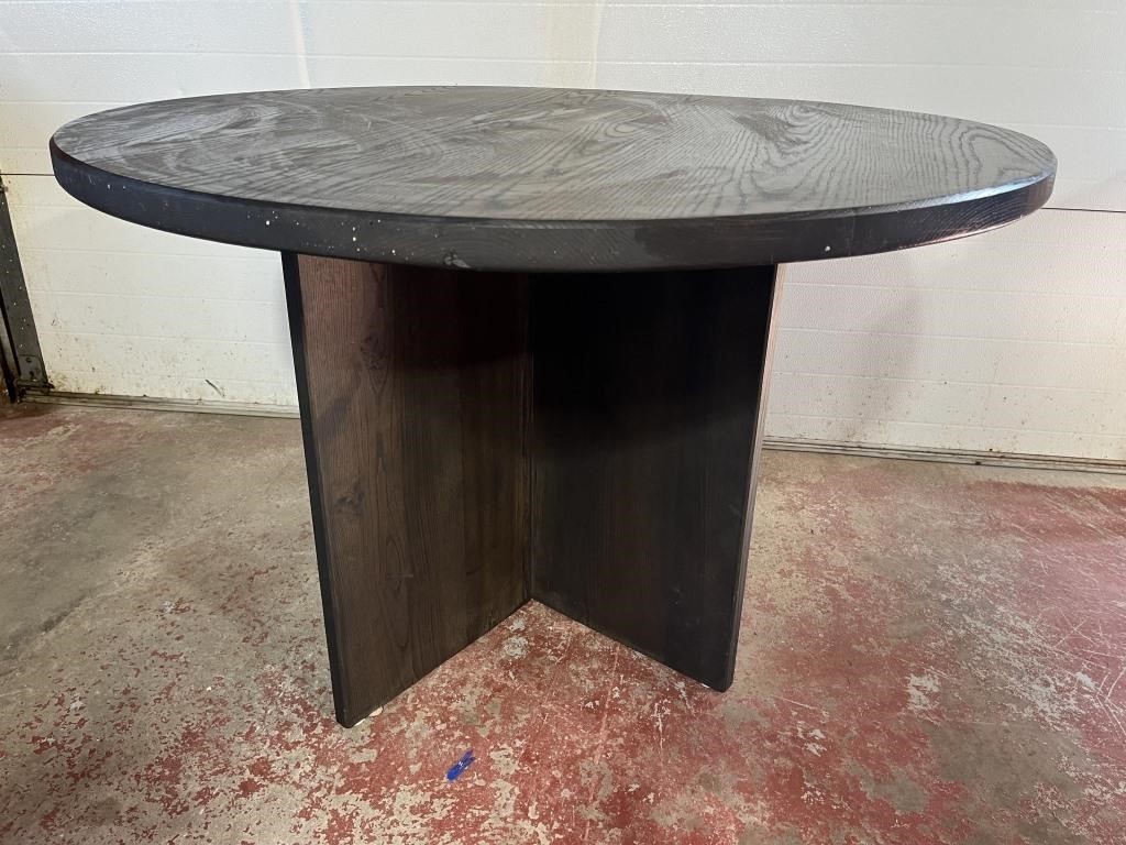 Round W/Pedestal Table