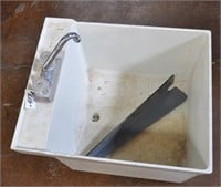 Plastic shop sink w/ legs