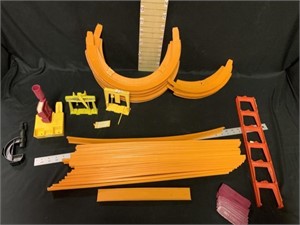 (66) Pieces Hot Wheels Track