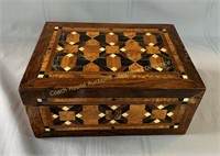 Inlaid wood letter box, Boîte à lettres en bois