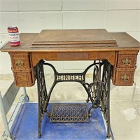 1915 Antique Singer Treadle Sewing Machine