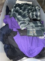 TOTE LOT OF CLOTHES VARIETY OF SIZES