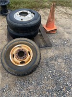 Pallet with three tires, steel rims, three orange