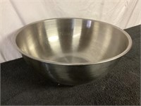 C8) stainless steel mixing bowl very handy size
